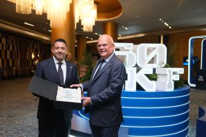 السفير السويدي و خالد الدسوقي، المدير العام لشركة SKF في مصر